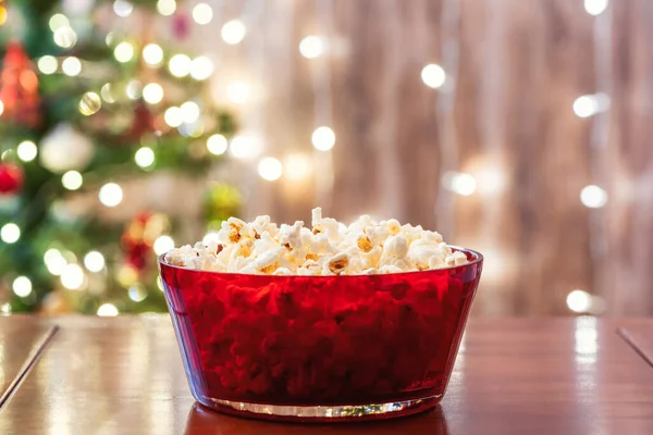 Rode Schaal Met Popcorn Tafel Bij Kerstboom — Stockfoto