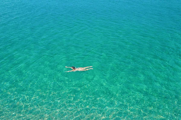 Giovane Donna Bikini Nuotare Acqua Mare Sulla Spiaggia Vista Dall — Foto Stock