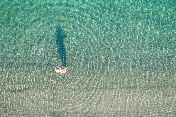 Młoda Wysportowana Kobieta Stroju Kąpielowym Kapeluszu Stojąca Plaży Latem Widok — Zdjęcie stockowe