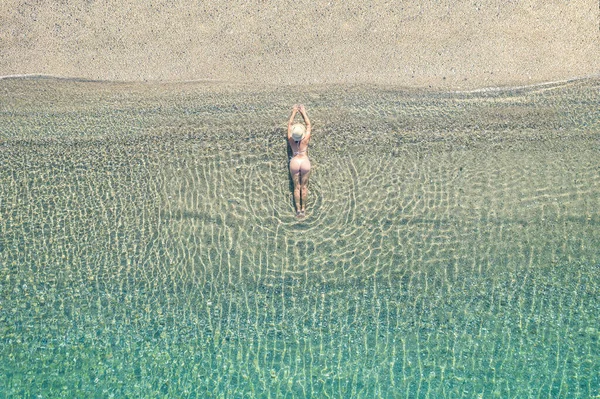 Молодая Спортсменка Шляпе Купальнике Лежит Загорает Морской Воде Песчаном Пляже — стоковое фото