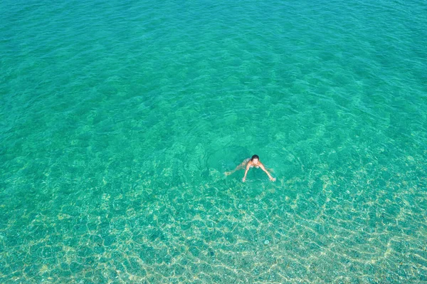 Mladá Žena Bikinách Plavající Mořské Vodě Pláži Pohled Shora Vrchol — Stock fotografie