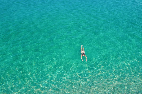 Jonge Vrouw Bikini Zwemmend Zeewater Het Strand Zicht Van Bovenaf — Stockfoto