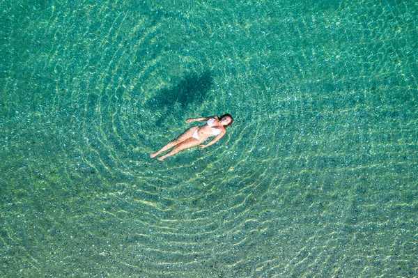 Молода Жінка Купальнику Лежить Морській Воді Пляжі Вид Зверху Зверху — стокове фото