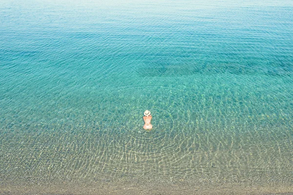 Młoda Kobieta Stroju Kąpielowym Kapeluszu Nurkuje Zanurzając Się Skacząc Falach — Zdjęcie stockowe
