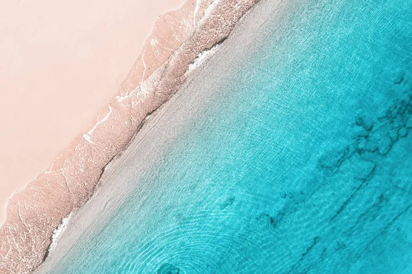 用平静的海水和石头 珊瑚来放松空中海滩景观 蓝色的海洋泻湖 海岸线 无人机 副驾驶顶视图 — 图库照片