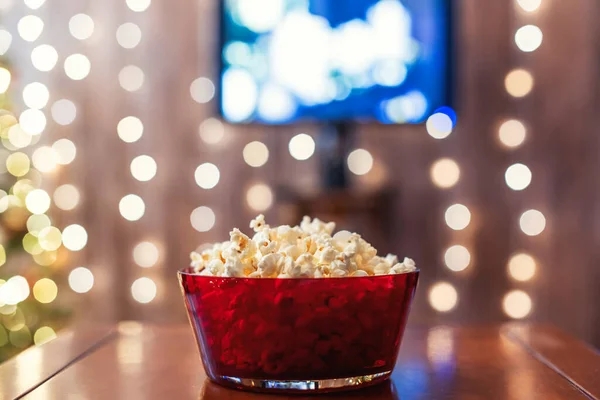 Rode Schaal Met Popcorn Achtergrond Van Kerstboom — Stockfoto