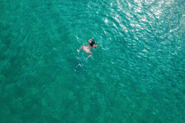 Jonge Vrouw Een Badpak Zwemmend Zeewater Het Strand Zicht Van — Stockfoto
