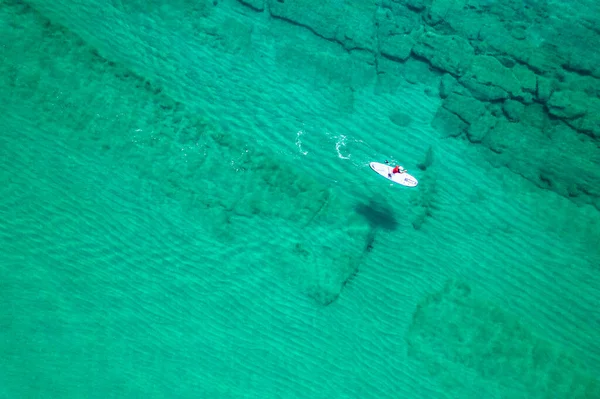 Aquamarine Sup Kürek Çeken Yalnız Bir Adam Lagündeki Mercanlı Mavi — Stok fotoğraf