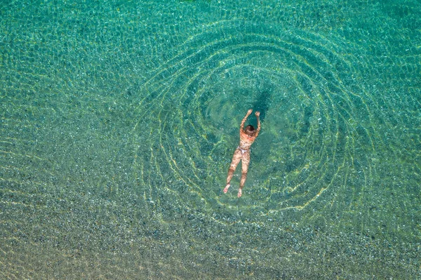 Ung Kvinna Bikini Som Simmar Havsvatten Stranden Utsikt Uppifrån Överst — Stockfoto