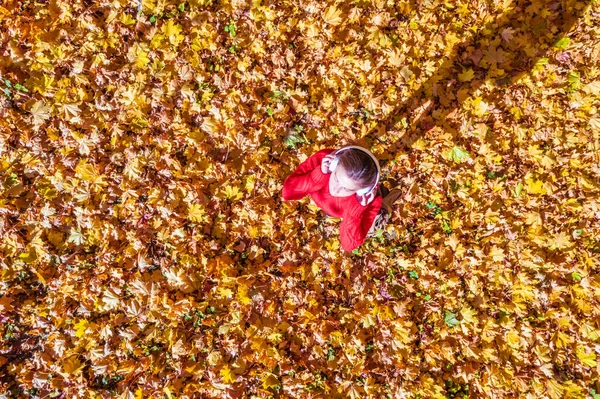 Vista Superior Hermosa Mujer Joven Suéter Rojo Auriculares Escuchando Música — Foto de Stock