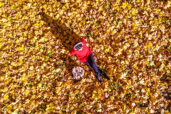 Vista Superior Hermosa Mujer Joven Feliz Suéter Rojo Auriculares Escuchando —  Fotos de Stock