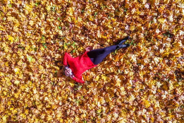 Краєвид Чудова Молода Жінка Червоному Светрі Навушники Лежали Осінньому Парку — стокове фото