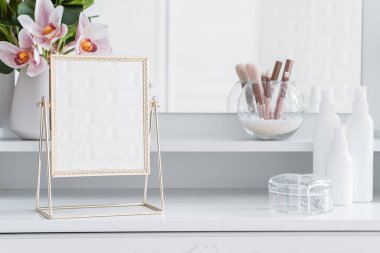 Makyaj aksesuarlarıyla birlikte makyaj masasının üzerindeki masa aynası. Kişisel bakım. Beyaz, pastel iç döşeme