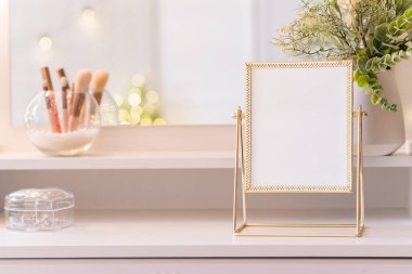 Noel ağacının yansıması, ampuller, makyaj malzemeleriyle makyaj masasındaki kadın aynası.