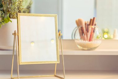 Noel ağacının yansıması, ampuller, makyaj malzemeleriyle makyaj masasındaki kadın aynası.