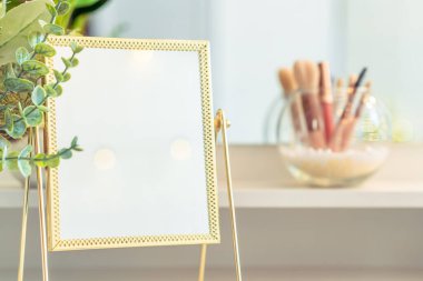 Noel ağacının yansıması, ampuller, makyaj malzemeleriyle makyaj masasındaki kadın aynası.