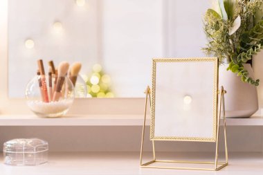 Noel ağacının yansıması, ampuller, makyaj malzemeleriyle makyaj masasındaki kadın aynası.