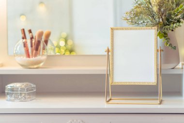 Noel ağacının yansıması, ampuller, makyaj malzemeleriyle makyaj masasındaki kadın aynası.