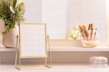 Noel ağacının yansıması, ampuller, makyaj malzemeleriyle makyaj masasındaki kadın aynası.