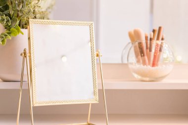 Noel ağacının yansıması, ampuller, makyaj malzemeleriyle makyaj masasındaki kadın aynası.