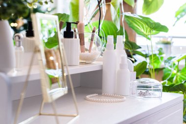 Noel ağacının yansıması, ampuller, makyaj malzemeleriyle makyaj masasındaki kadın aynası.