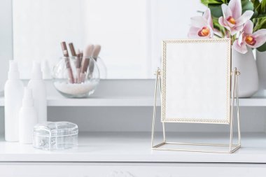 Makyaj aksesuarlarıyla birlikte makyaj masasının üzerindeki masa aynası. Kişisel bakım. Beyaz, pastel iç döşeme