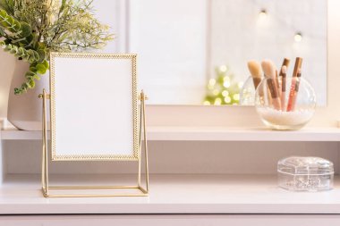 Noel ağacının yansıması, ampuller, makyaj malzemeleriyle makyaj masasındaki kadın aynası.