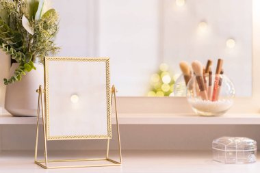 Noel ağacının yansıması, ampuller, makyaj malzemeleriyle makyaj masasındaki kadın aynası.