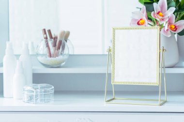 Makyaj aksesuarlarıyla birlikte makyaj masasının üzerindeki masa aynası. Kişisel bakım. Beyaz, pastel iç döşeme