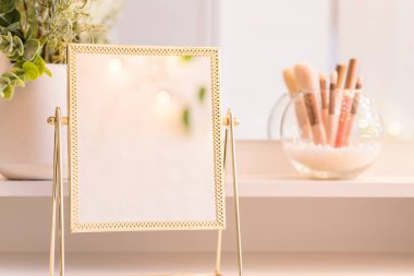 Noel ağacının yansıması, ampuller, makyaj malzemeleriyle makyaj masasındaki kadın aynası.