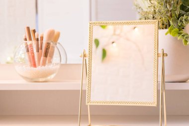 Noel ağacının yansıması, ampuller, makyaj malzemeleriyle makyaj masasındaki kadın aynası.