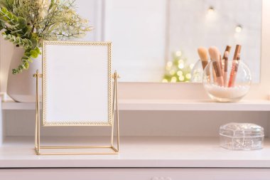 Noel ağacının yansıması, ampuller, makyaj malzemeleriyle makyaj masasındaki kadın aynası.