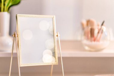 Noel ağacının yansıması, ampuller, makyaj malzemeleriyle makyaj masasındaki kadın aynası.