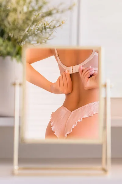 Réflexion Dans Miroir Table Corps Femme Sous Vêtements Sur Coiffeuse — Photo