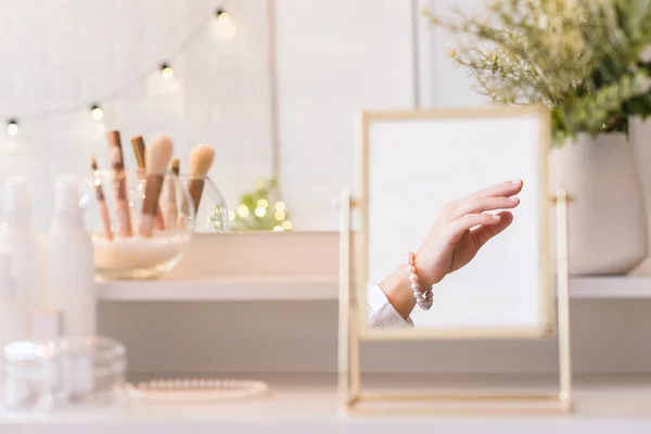 Spiegelung Tischspiegel Von Hand Hand Perlenarmbändern Weibliche Partyvorbereitung Weihnachten Glühbirnen — Stockfoto