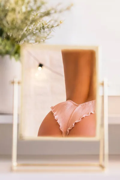 Spiegelung Tischspiegel Des Frauenkörpers Unterwäsche Auf Schminktisch Mit Make Accessoires — Stockfoto