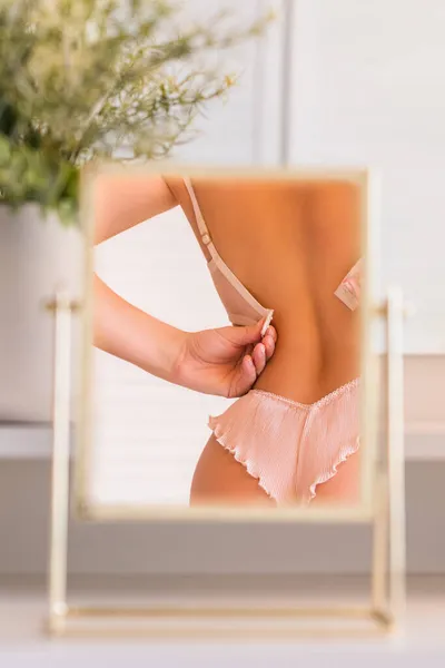 Spiegelung Tischspiegel Des Frauenkörpers Unterwäsche Auf Schminktisch Mit Make Accessoires — Stockfoto