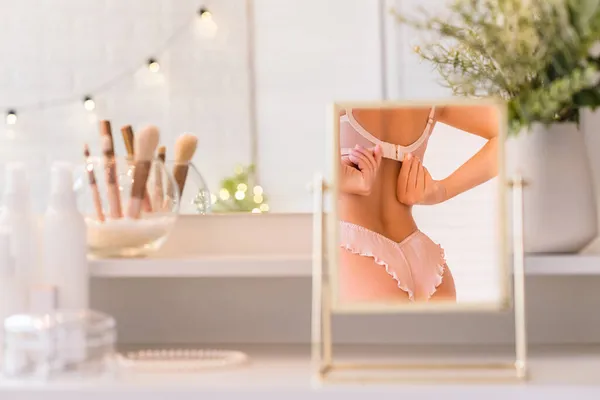 Spiegelung Tischspiegel Des Frauenkörpers Unterwäsche Weibliche Partyvorbereitung Weihnachten Glühbirnen Eukalyptus — Stockfoto