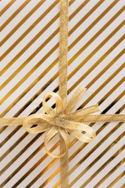 Yakın plan, Noel hediyeleri kutuları beyaz altın kağıtlara sarılı ve ailesi için pamuk beyazı halıda yatan kutular. Üst görünüm 