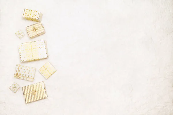 Коробки Рождественскими Подарками Обернутые Белую Золотую Бумагу Семьи Лежащей Пушистом — стоковое фото