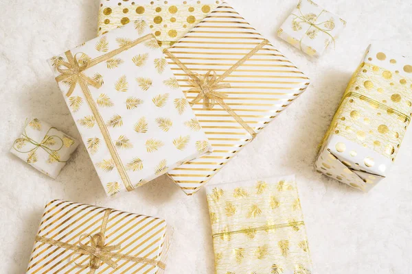 Cajas Regalos Navidad Envueltas Papel Oro Blanco Para Familia Acostada —  Fotos de Stock