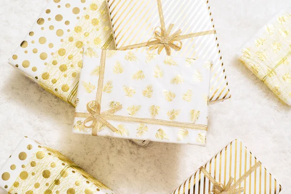 Świąteczne Pudełka Zapakowane Biały Złoty Papier Dla Rodziny Leżącej Puszystym — Zdjęcie stockowe