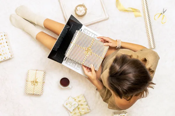 크리스마스 온라인 여성들은 주문을 만들기 노트북을 사용하고 선물을 포장된 상자들 — 스톡 사진