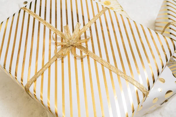 Zamknij Się Przycięte Pudełka Prezentów Świątecznych Zawinięte Biały Złoty Papier — Zdjęcie stockowe