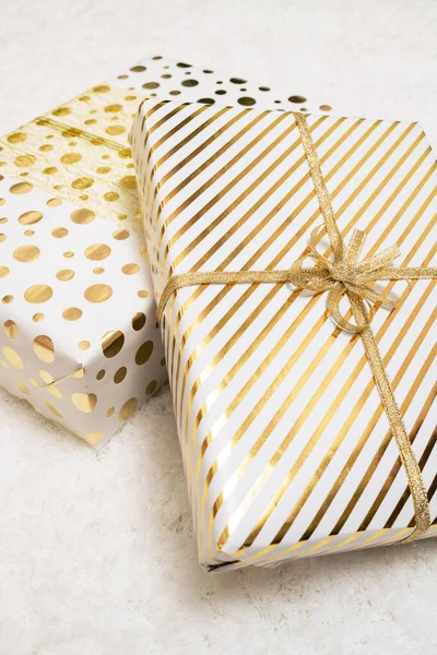 Zamknij Się Przycięte Pudełka Prezentów Świątecznych Zawinięte Biały Złoty Papier — Zdjęcie stockowe