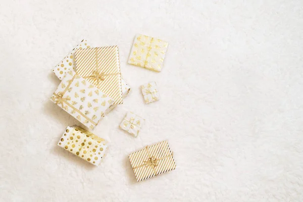 Cajas Regalos Navidad Envueltas Papel Oro Blanco Para Familia Acostada —  Fotos de Stock