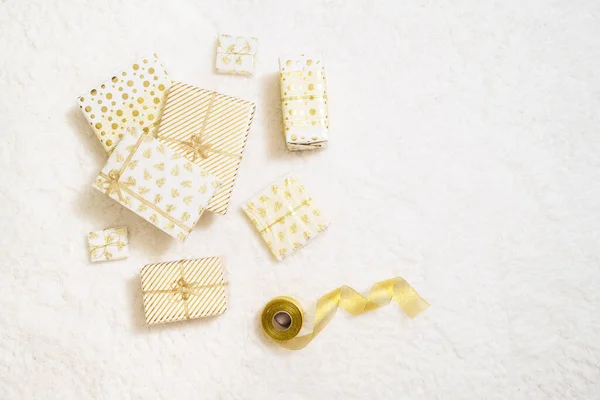 Świąteczne Pudełka Zapakowane Biały Złoty Papier Dla Rodziny Leżącej Puszystym — Zdjęcie stockowe