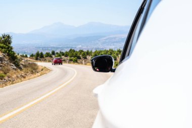 Serpentine Dağları 'ndaki araba. Yaz tatili. Özgürlük kavramı. Boşluğu kopyala