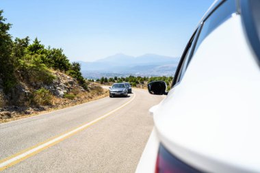 Serpentine Dağları 'ndaki araba. Yaz tatili. Özgürlük kavramı. Boşluğu kopyala