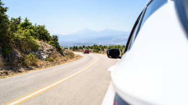 Serpentine Dağları 'ndaki araba. Yaz tatili. Özgürlük kavramı. Boşluğu kopyala